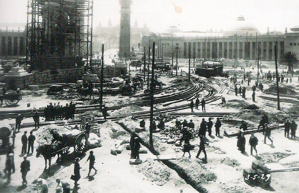 La Plaça d'Espanya urbanizada en 1908; obras de 1929, con la fuente de Josep Mª Jujol (foto de Brangulí)